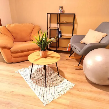Orange Couch Apartament