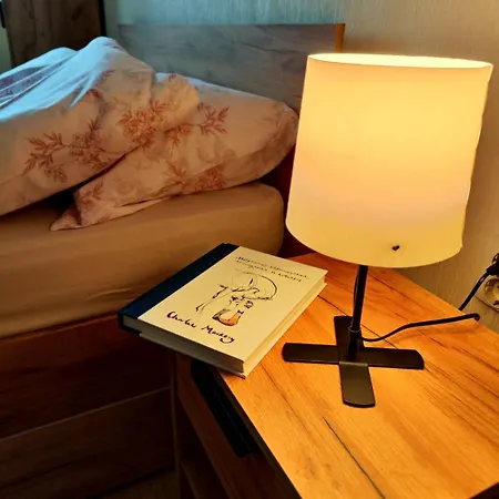 Apartamento Orange Couch